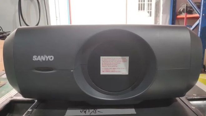 仪如今二手才几百块流明度高达15000pg电子模拟器电脑版当年20万元的投影(图2)